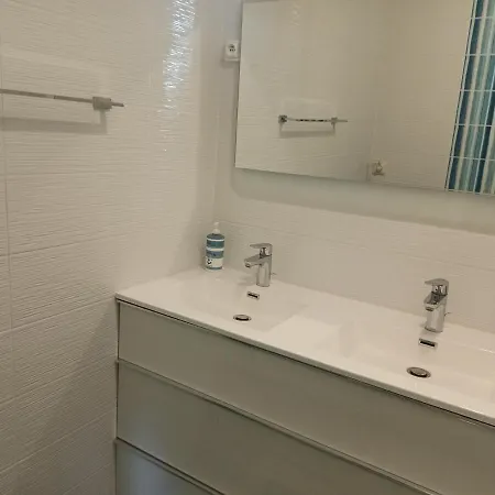 Spacieux T2 A Avec Parking A Deux Pas De La - Fr-1-239-794 Hendaye